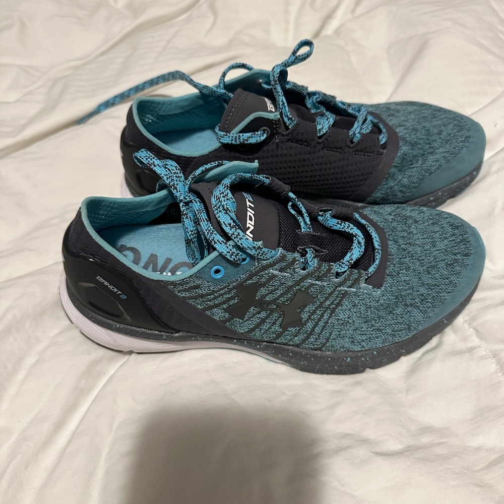 Under Armour 7.5  Charged shoes Blue/White